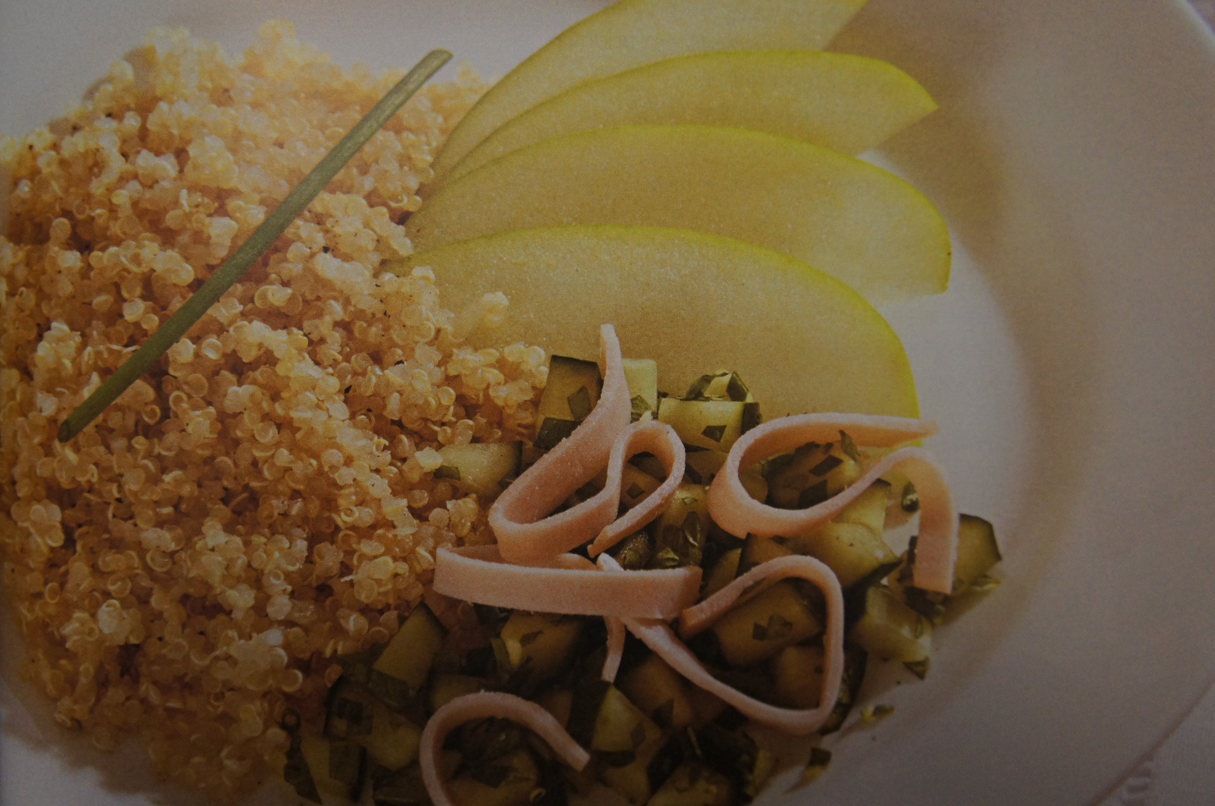 Salada de Quinua com Maça Verde e Peito de Peru